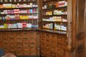 Fragnerova lékárna u Černého orla - původní dřevěný nábytek